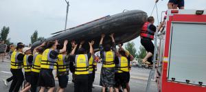 帶上沖鋒舟，大家一起風(fēng)雨同舟！